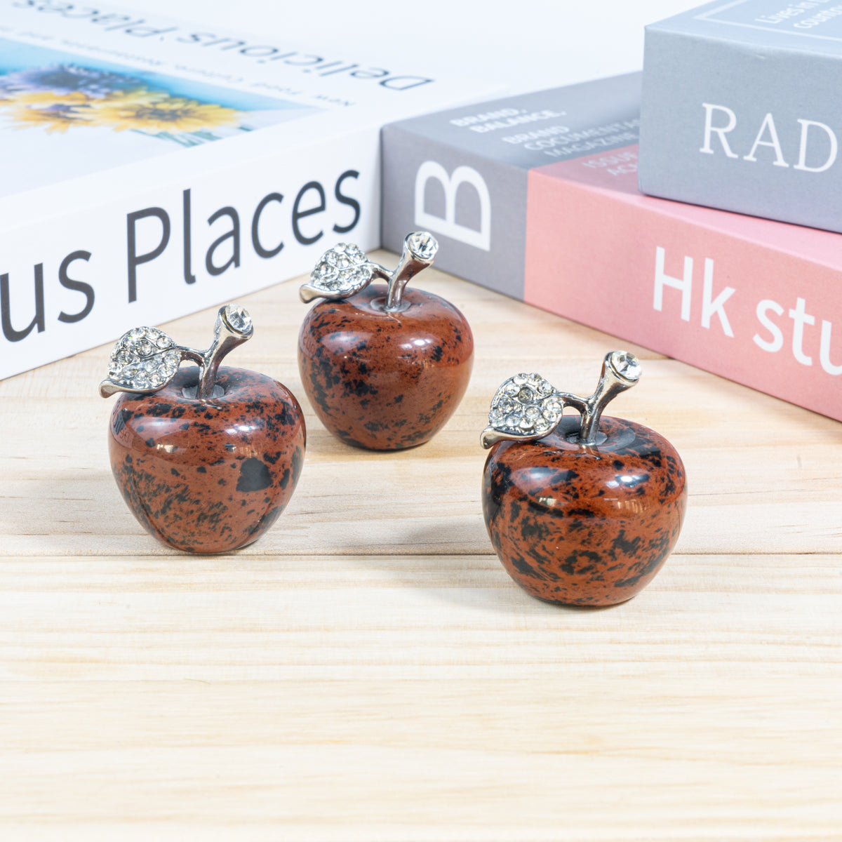 3 cm großer Apfel aus rotem Obsidian in loser Schüttung