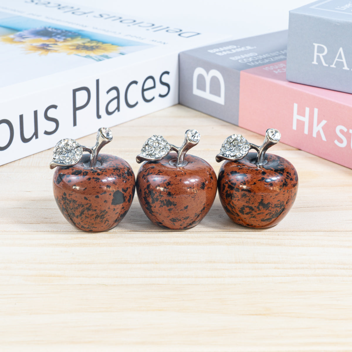 3 cm großer Apfel aus rotem Obsidian in loser Schüttung