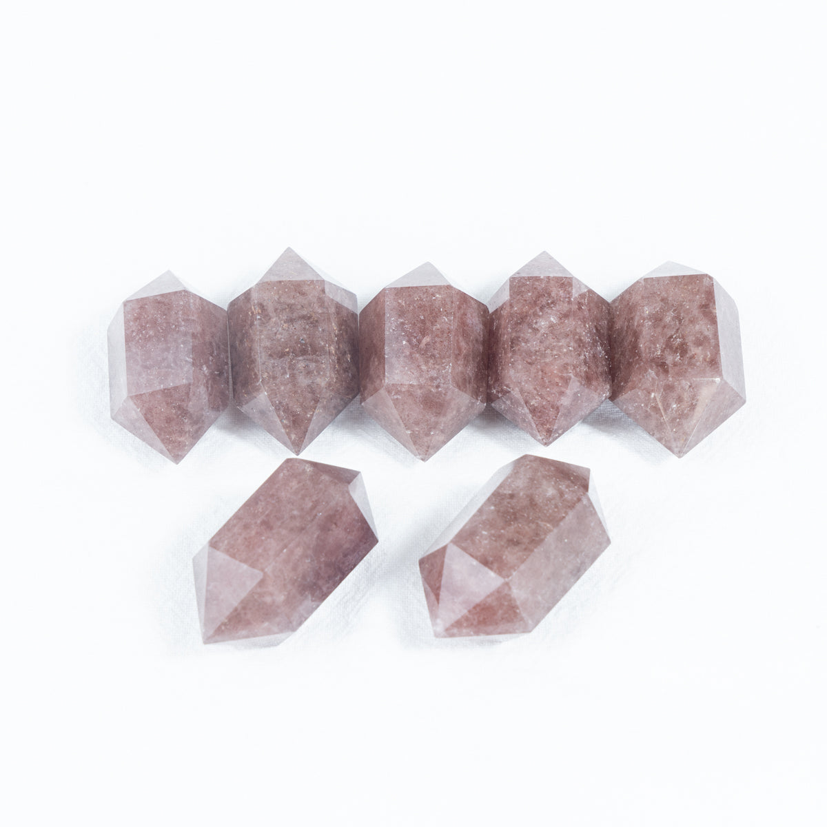 4,5 cm großer Erdbeerquarz, kleine Doppelspitze, in loser Schüttung