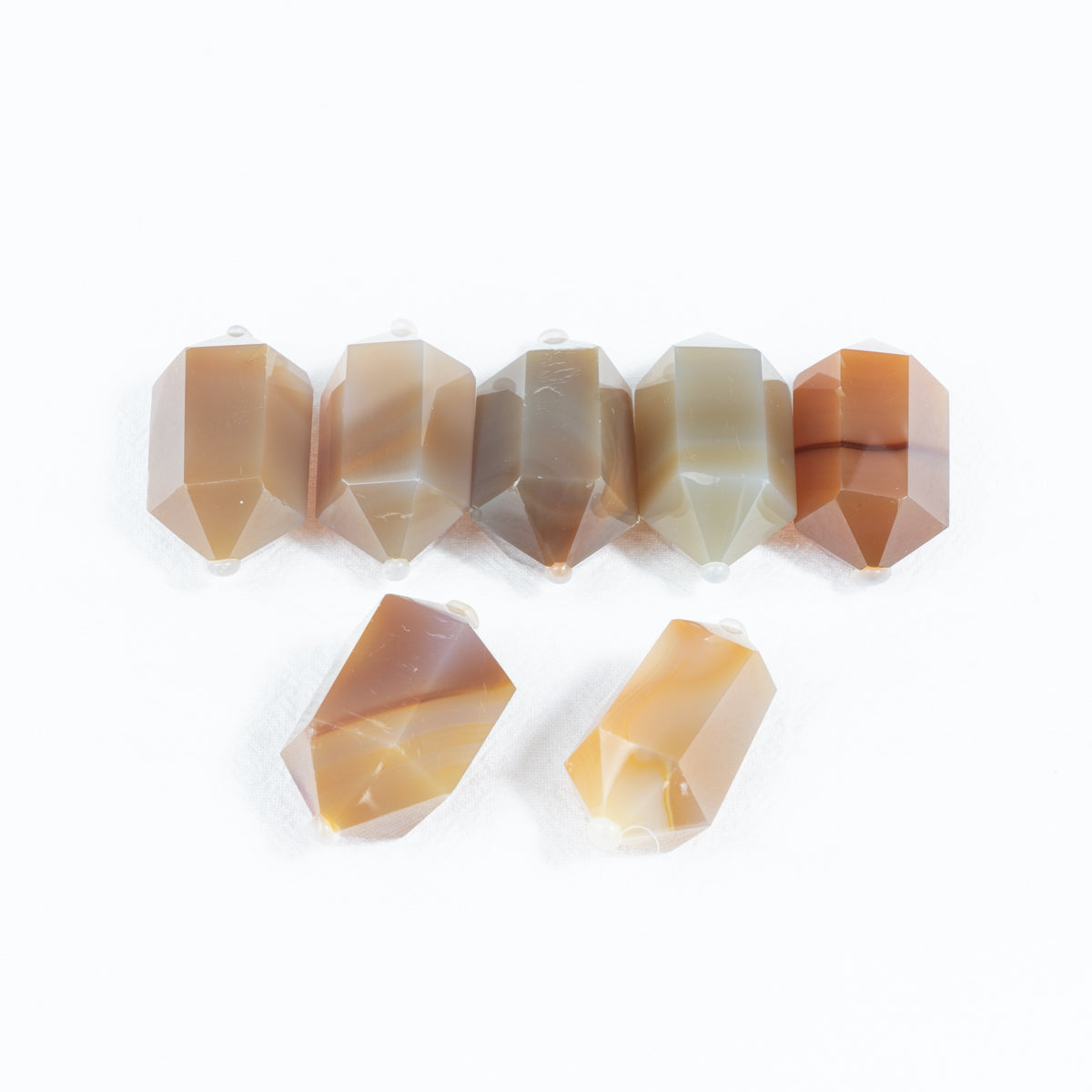 4,5 cm großer Karneol mit kleiner Doppelspitze in loser Schüttung