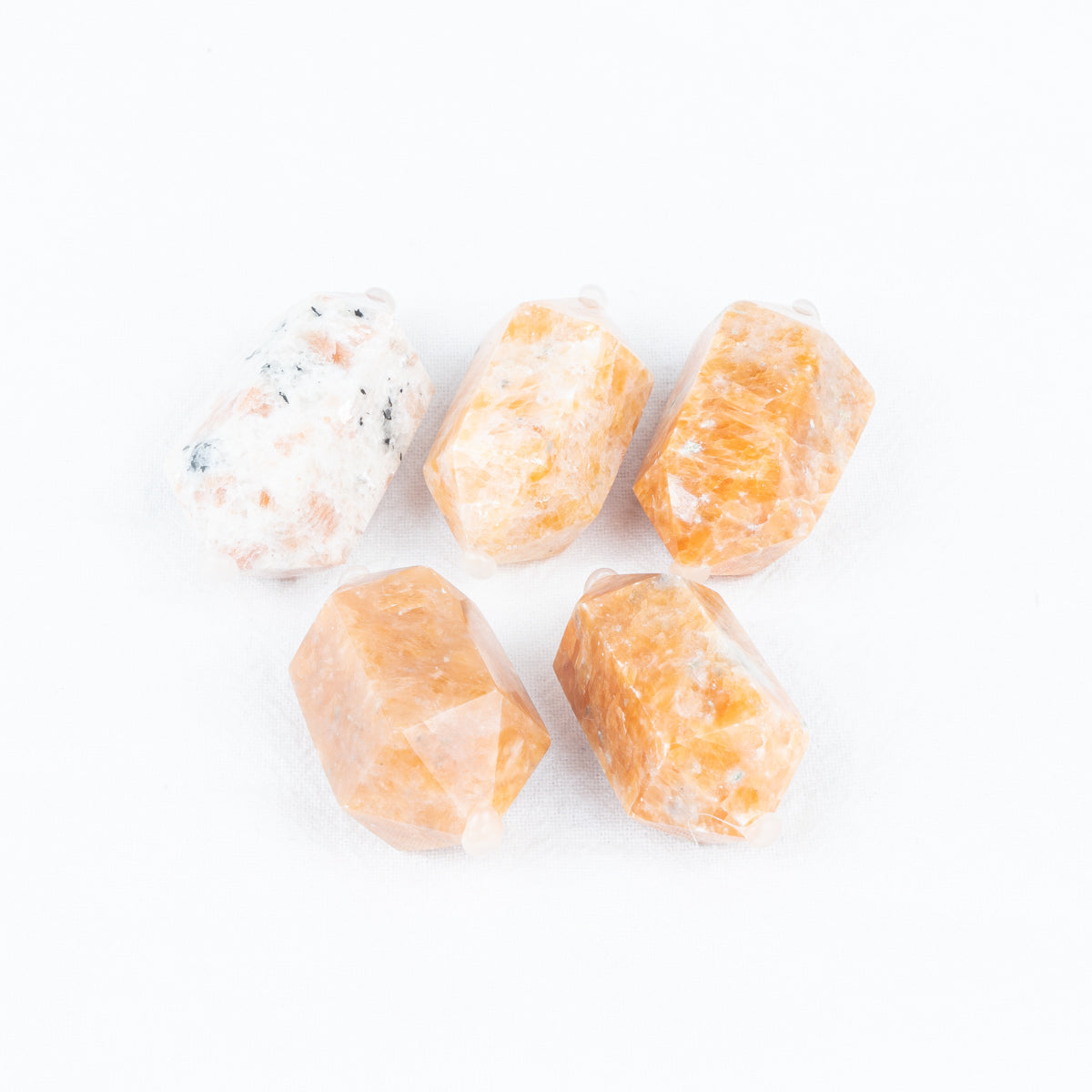 4,5 cm großer Sonnenstein, kleine Doppelspitze, in großen Mengen