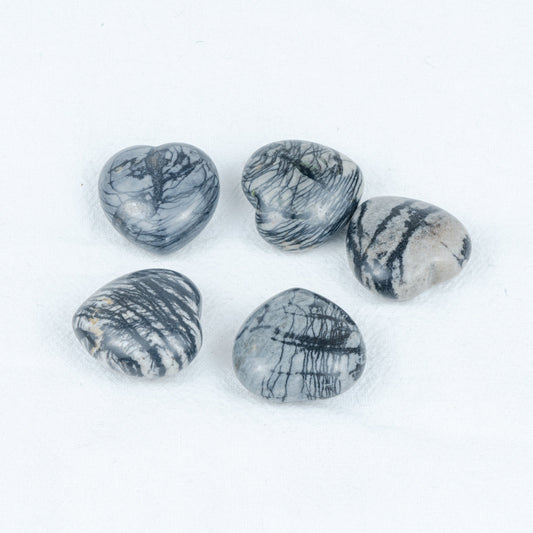 3 cm großes schwarzes Netzsteinherz in loser Schüttung