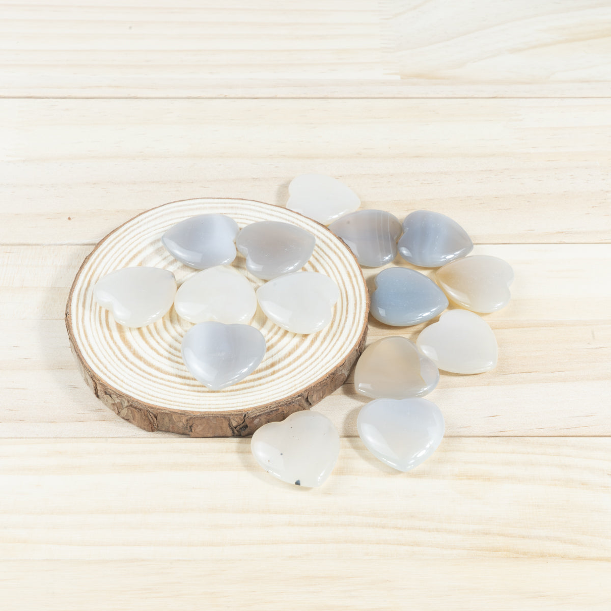 2,5 cm große graue Achat-Herzflocke in loser Schüttung