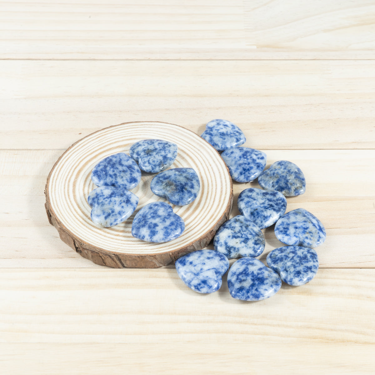 Escamas de corazón de piedra con manchas azules de 2,5 cm a granel