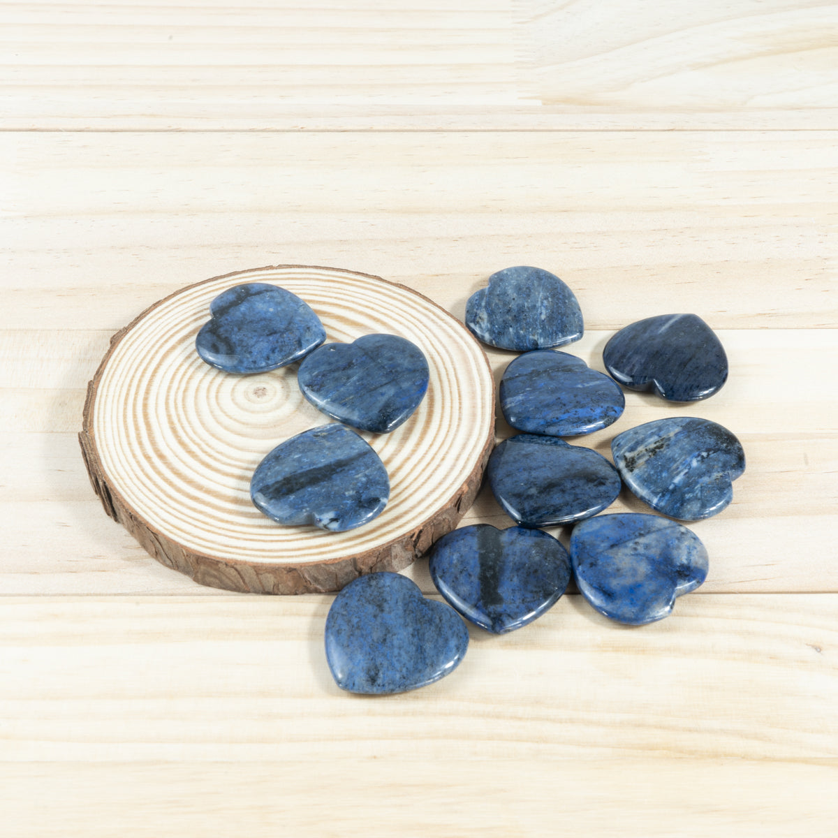 Escamas de corazón de sodalita de 3 cm a granel