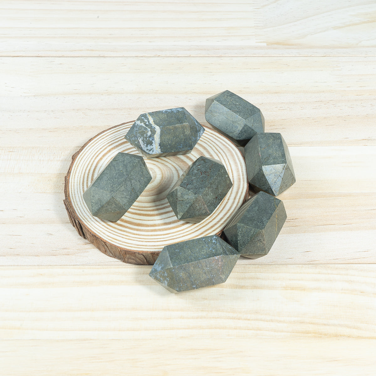 Calcopirita de 4,5 cm con punta doble pequeña a granel