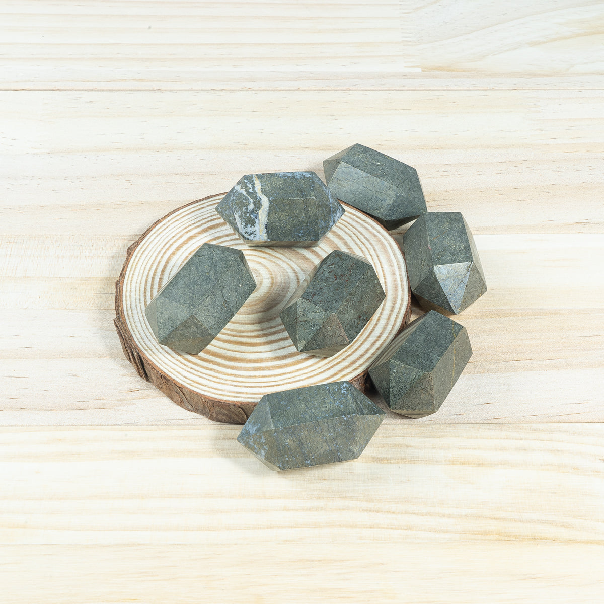 Calcopirita de 4,5 cm con punta doble pequeña a granel