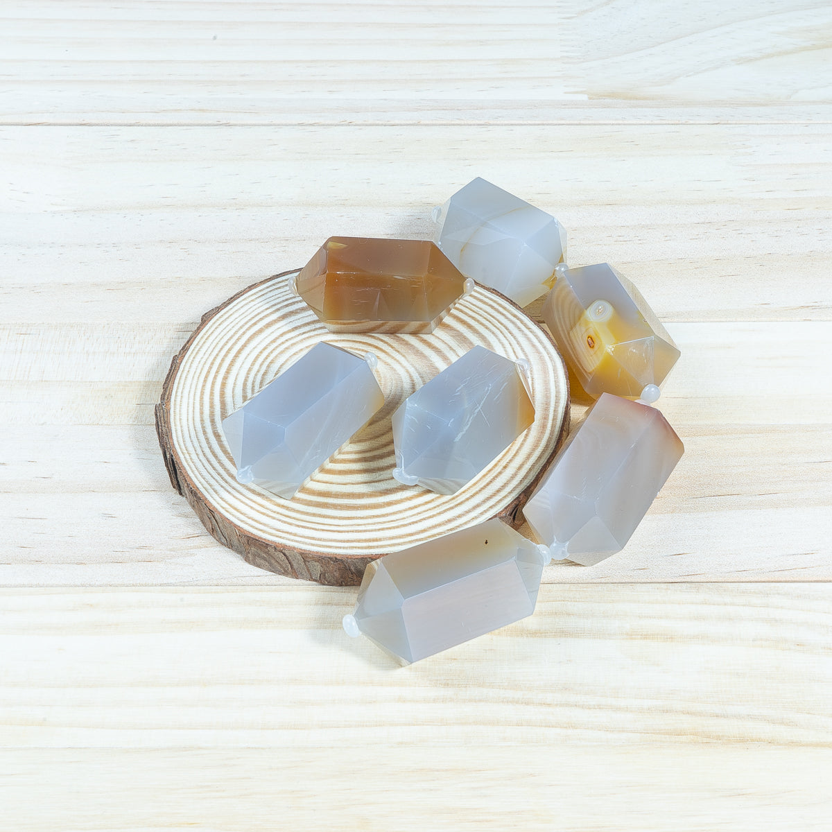 4,5 cm großer Karneol mit kleiner Doppelspitze in loser Schüttung