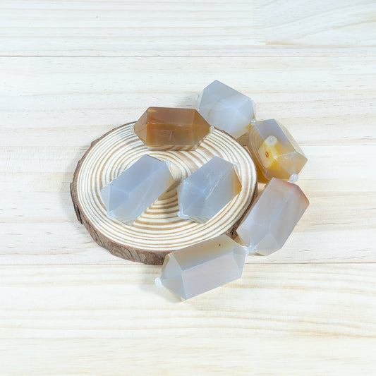 4,5 cm großer Karneol mit kleiner Doppelspitze in loser Schüttung