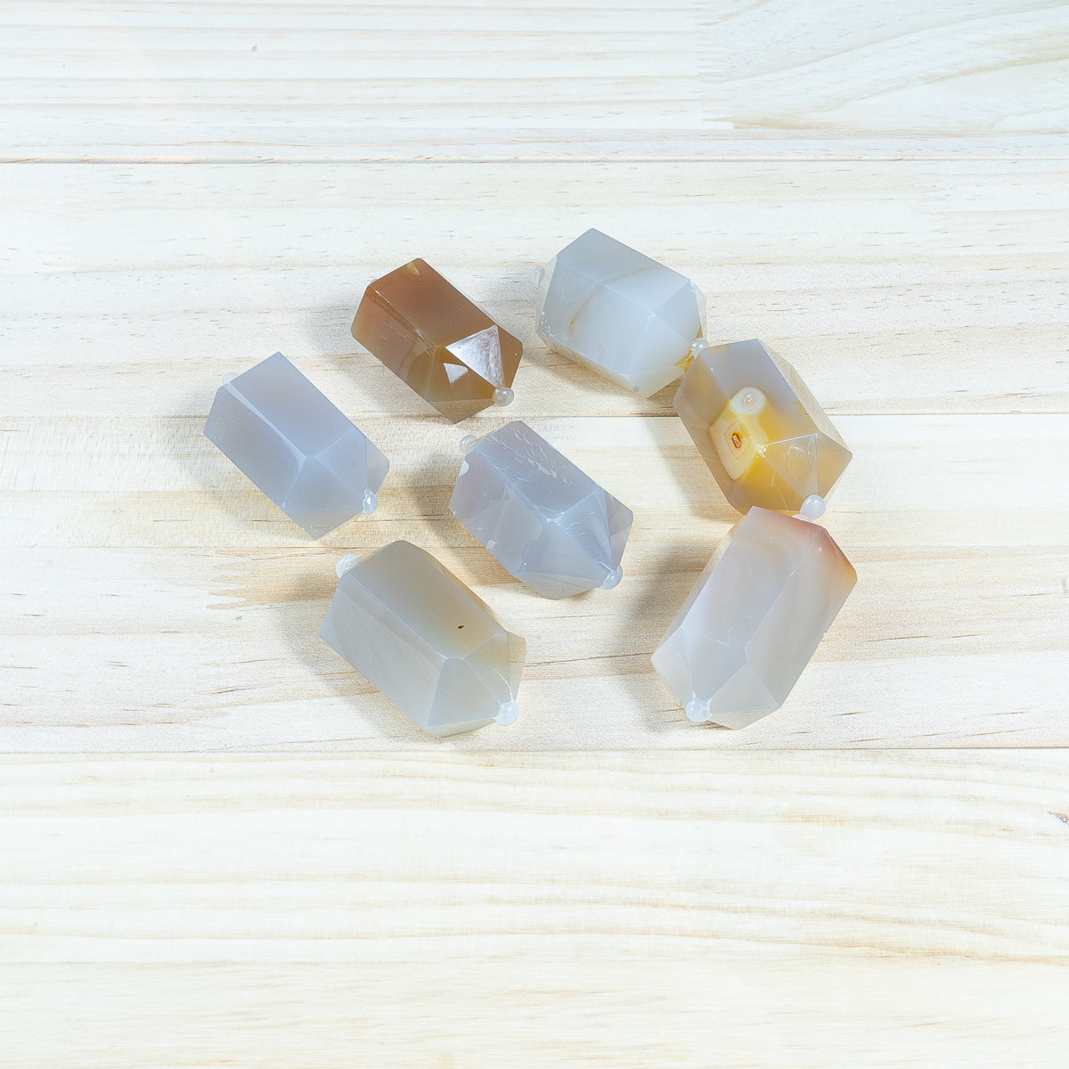 4,5 cm großer Karneol mit kleiner Doppelspitze in loser Schüttung