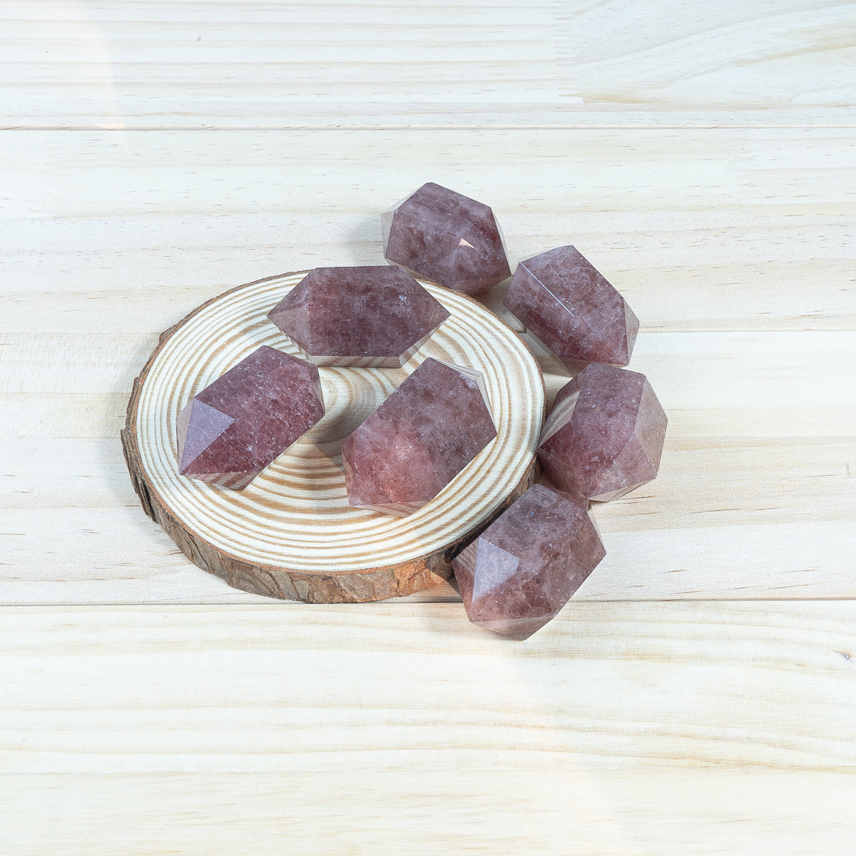 4,5 cm großer Erdbeerquarz, kleine Doppelspitze, in loser Schüttung