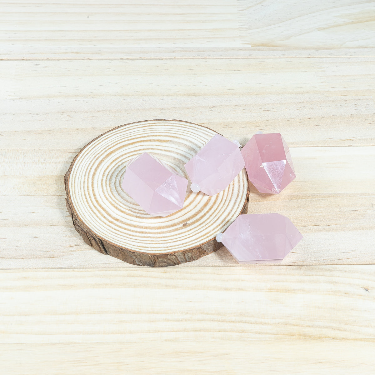 4,5 cm großer Rosenquarz, kleine Doppelspitze, in großen Mengen