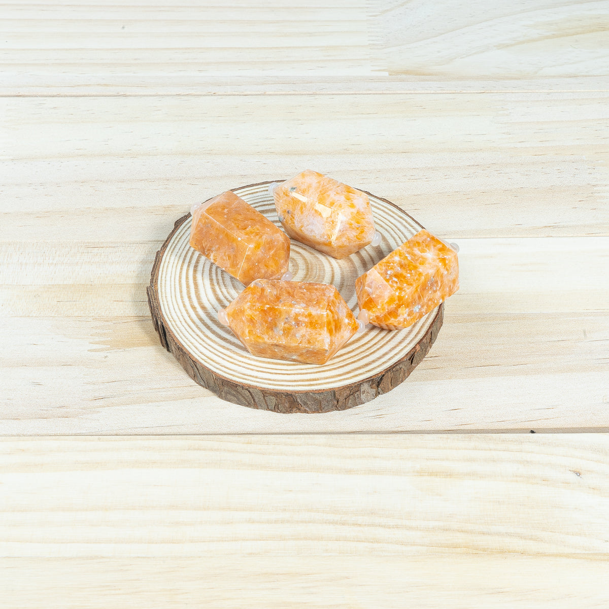 4,5 cm großer Sonnenstein, kleine Doppelspitze, in großen Mengen