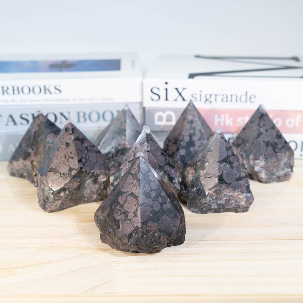 Granat-Rohsteinspitze in loser Schüttung