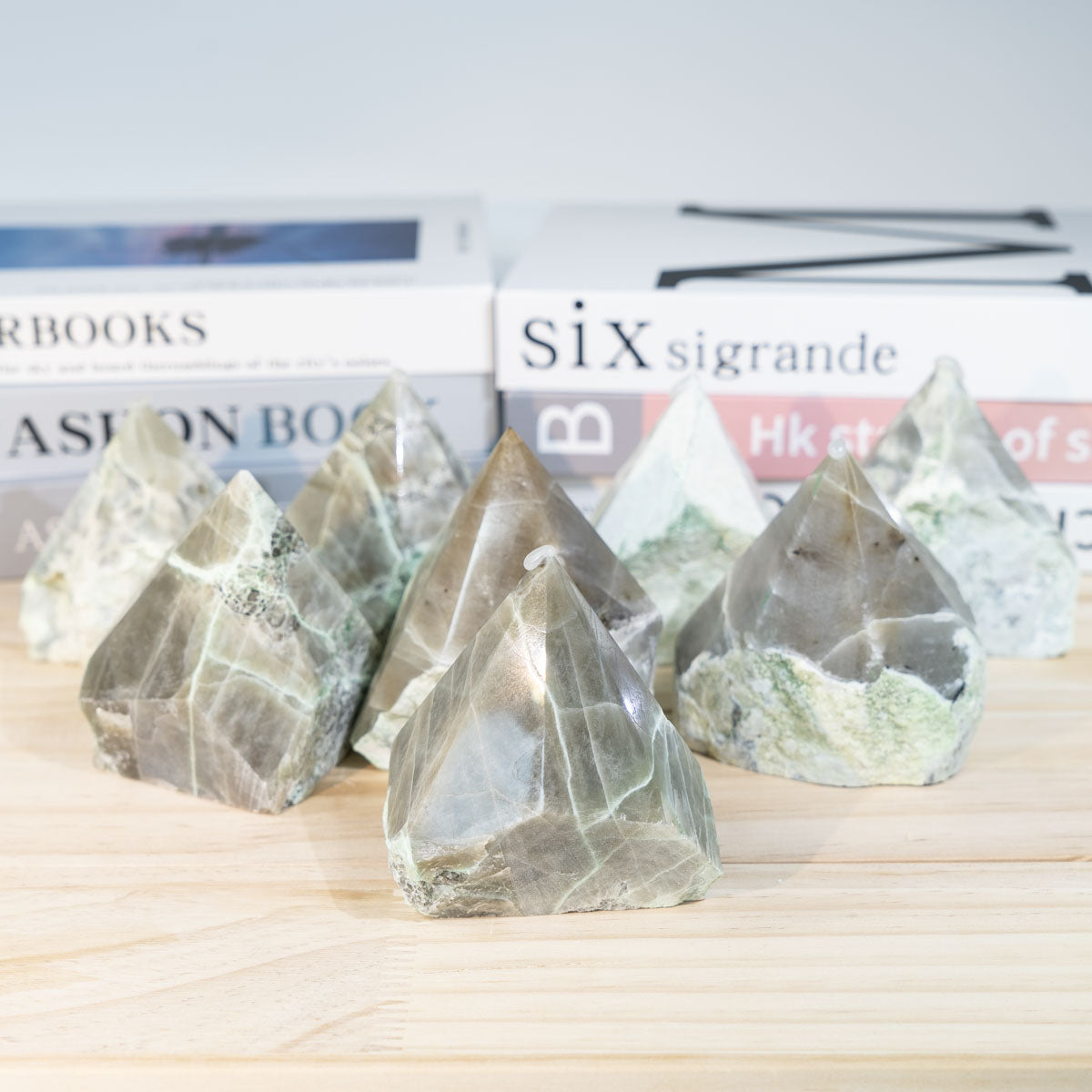 Grüner Mondstein, raue Steinspitze, in großen Mengen