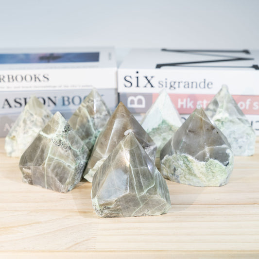 Grüner Mondstein, raue Steinspitze, in großen Mengen