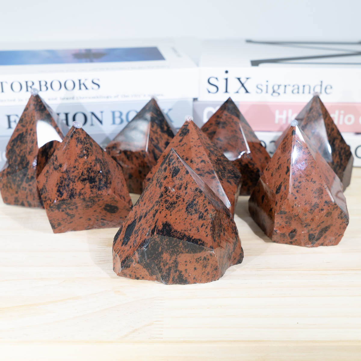 Rohsteinspitze aus rotem Obsidian in großen Mengen