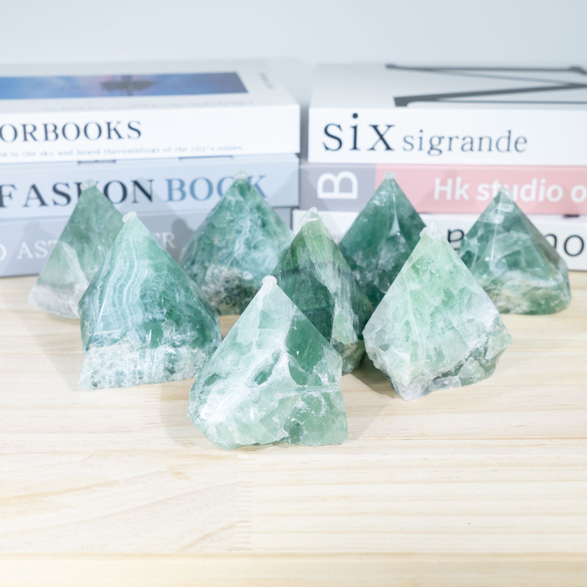 Grüner Fluorit-Rohstein in loser Schüttung