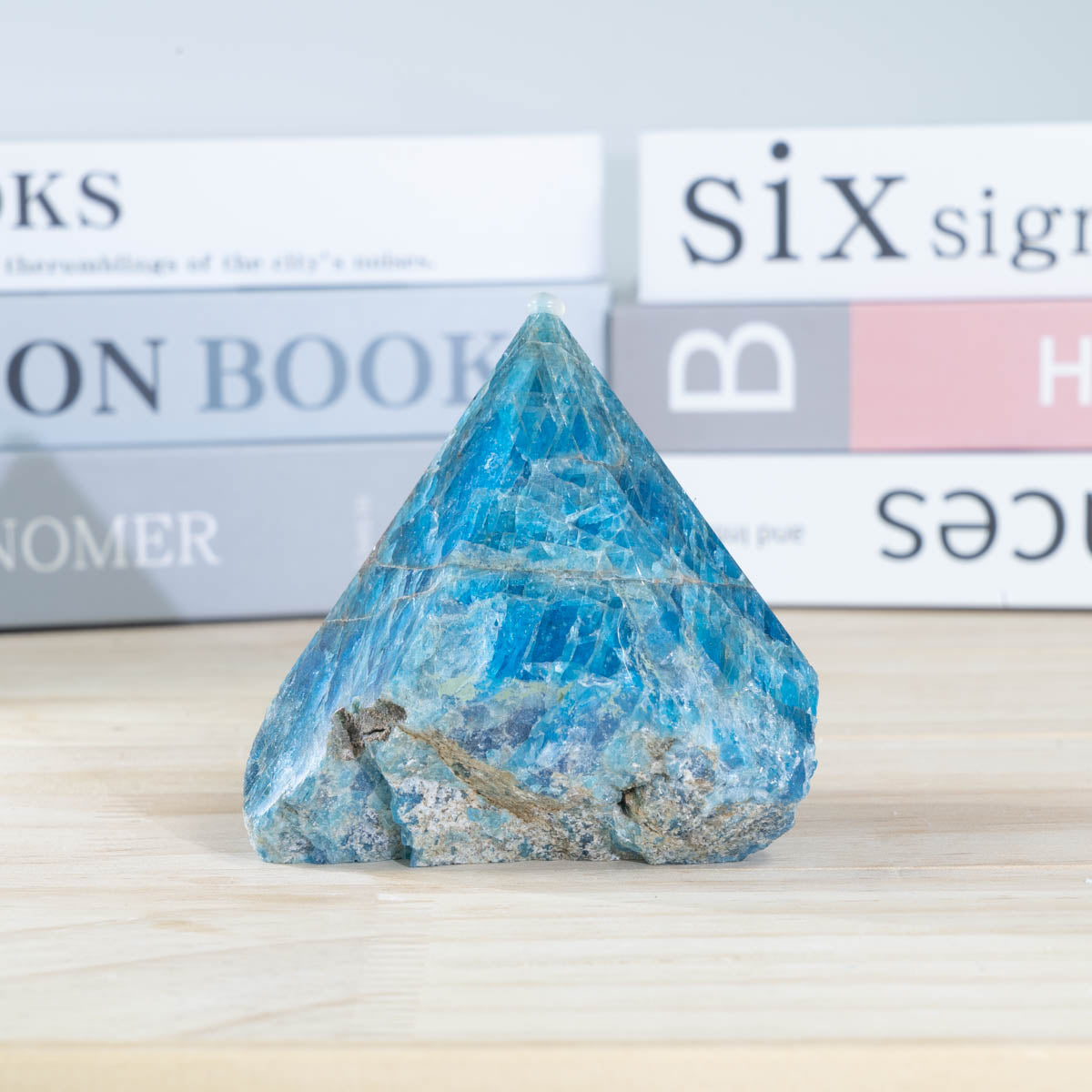 Punta de piedra en bruto de apatita azul a granel