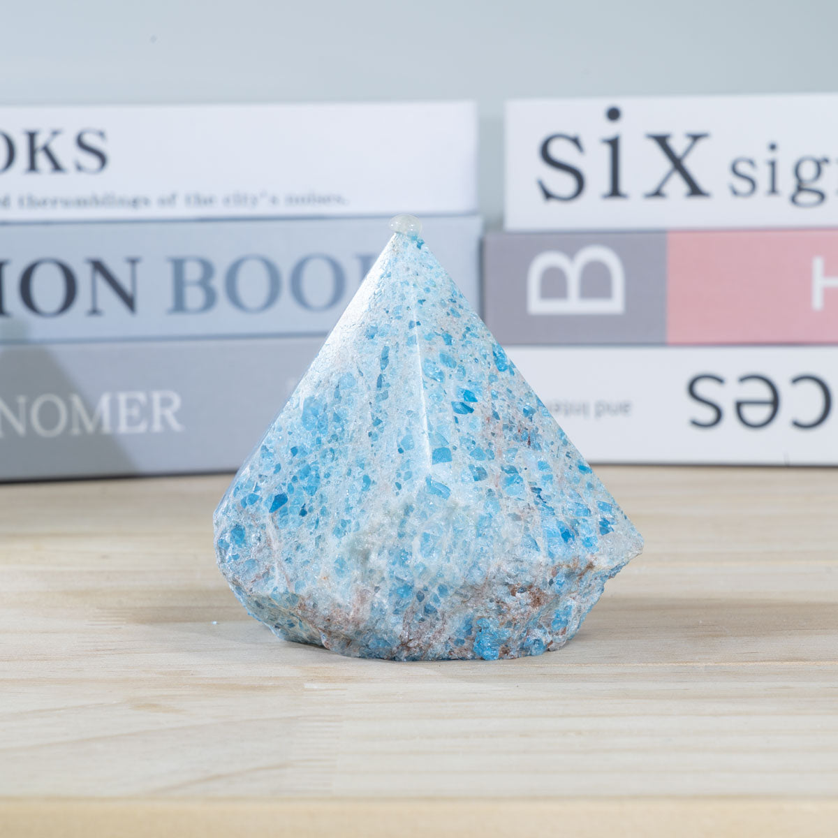 Punta de piedra en bruto de apatita azul a granel