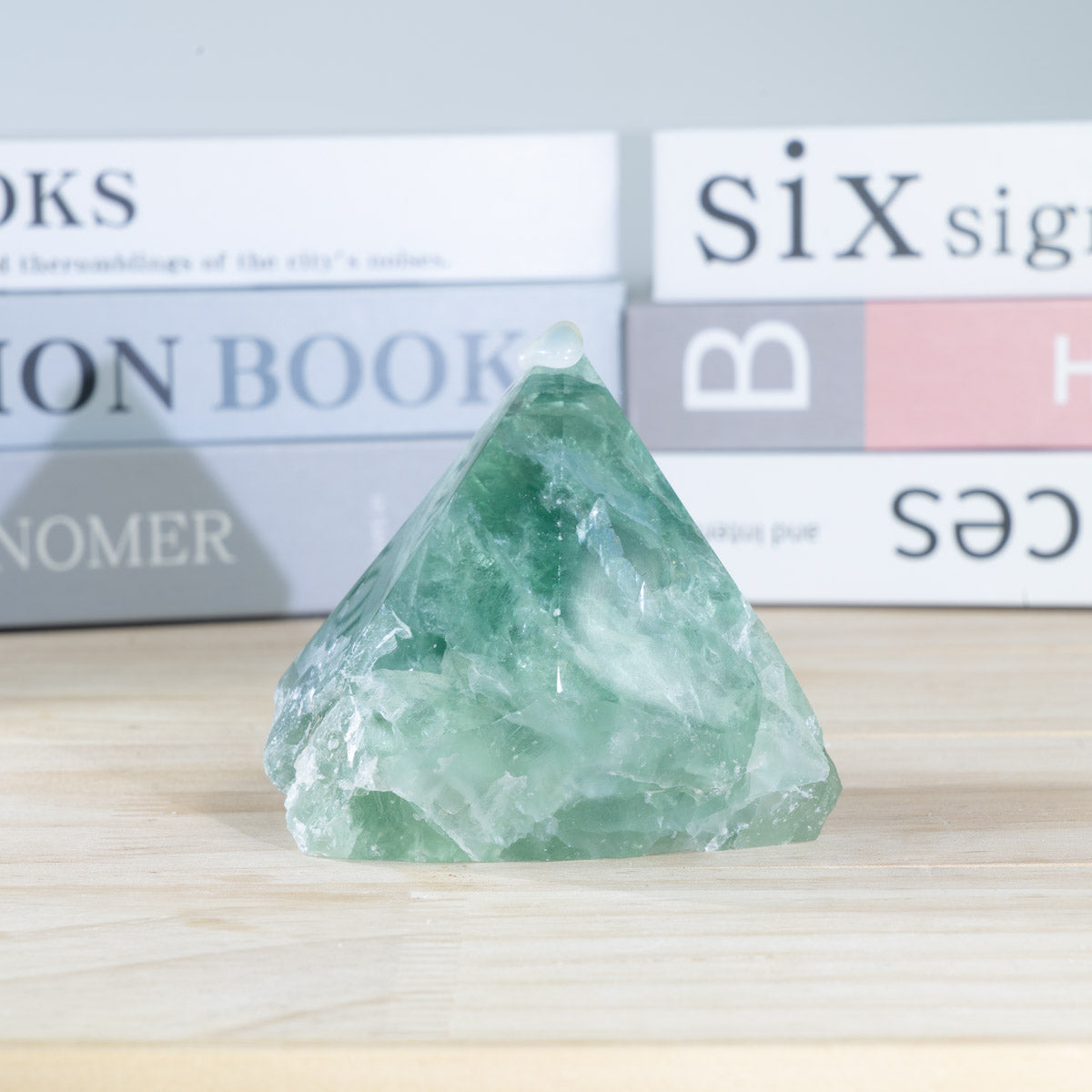 Grüner Fluorit-Rohstein in loser Schüttung