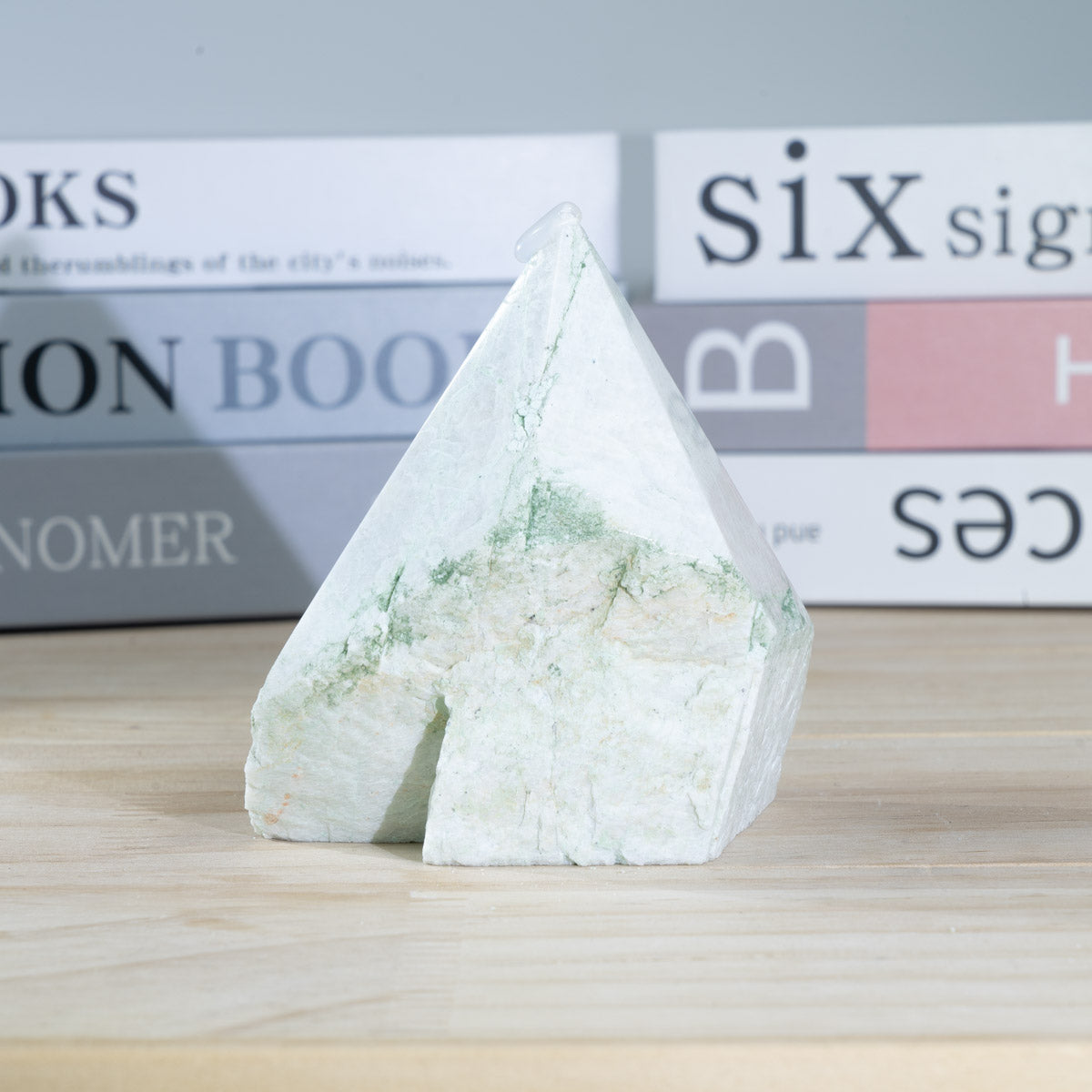 Grüner Mondstein, raue Steinspitze, in großen Mengen