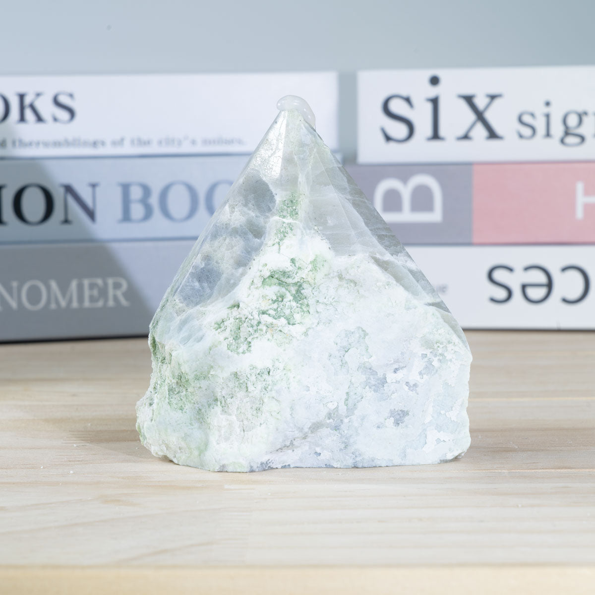 Grüner Mondstein, raue Steinspitze, in großen Mengen