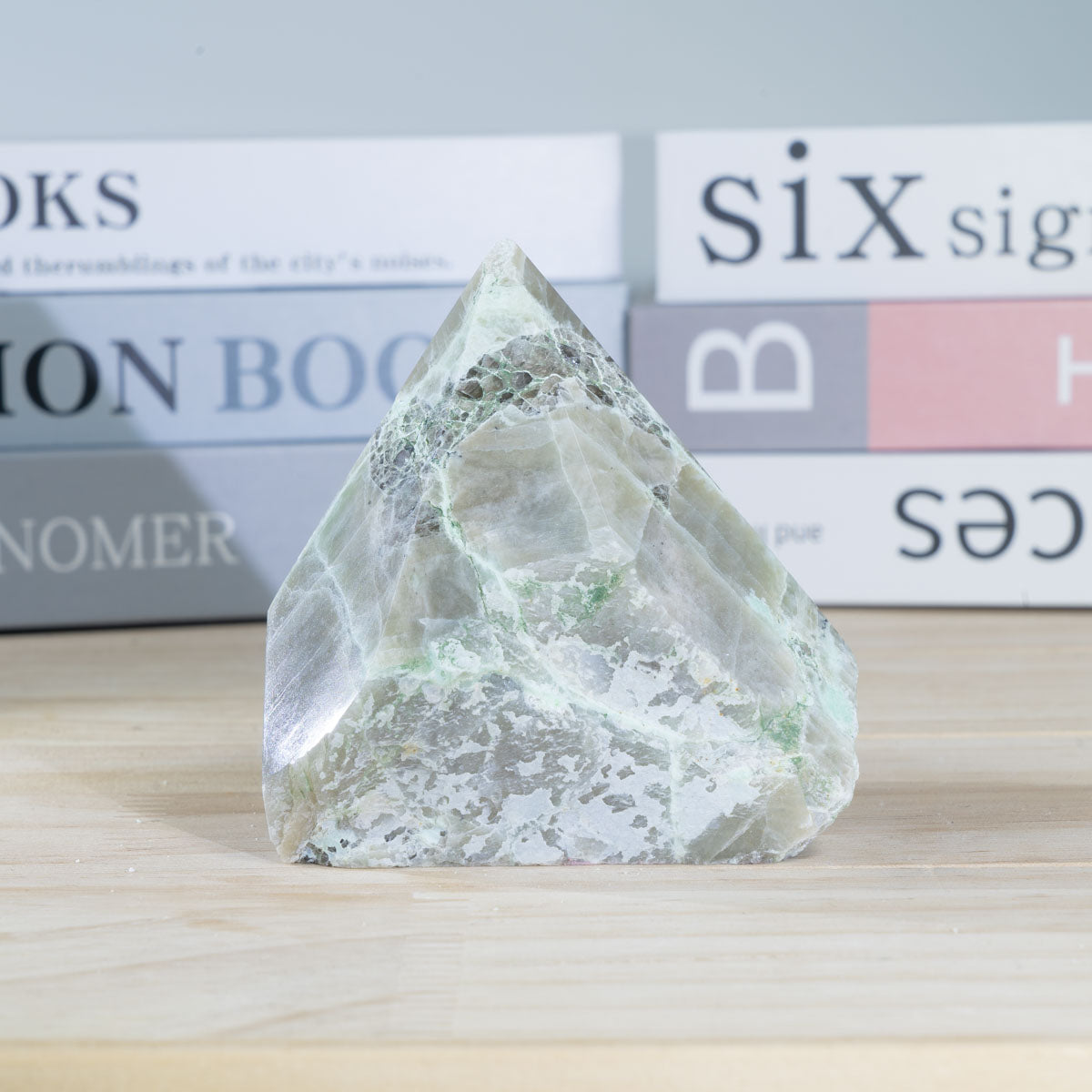 Grüner Mondstein, raue Steinspitze, in großen Mengen