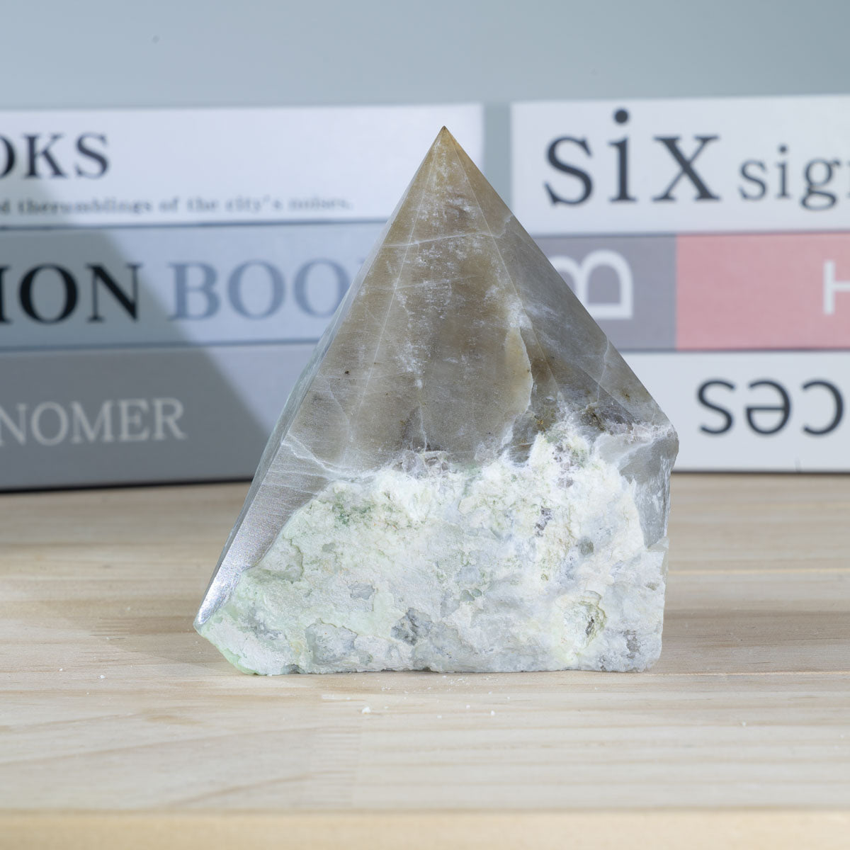 Grüner Mondstein, raue Steinspitze, in großen Mengen