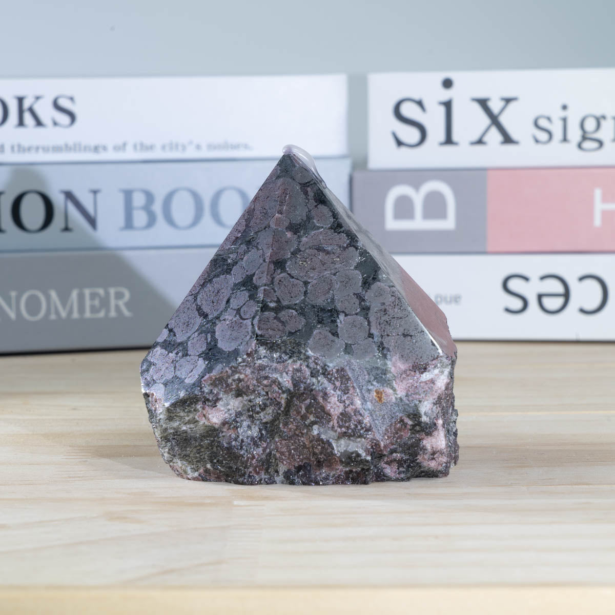 Granat-Rohsteinspitze in loser Schüttung