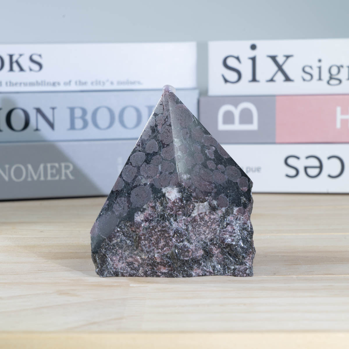 Granat-Rohsteinspitze in loser Schüttung