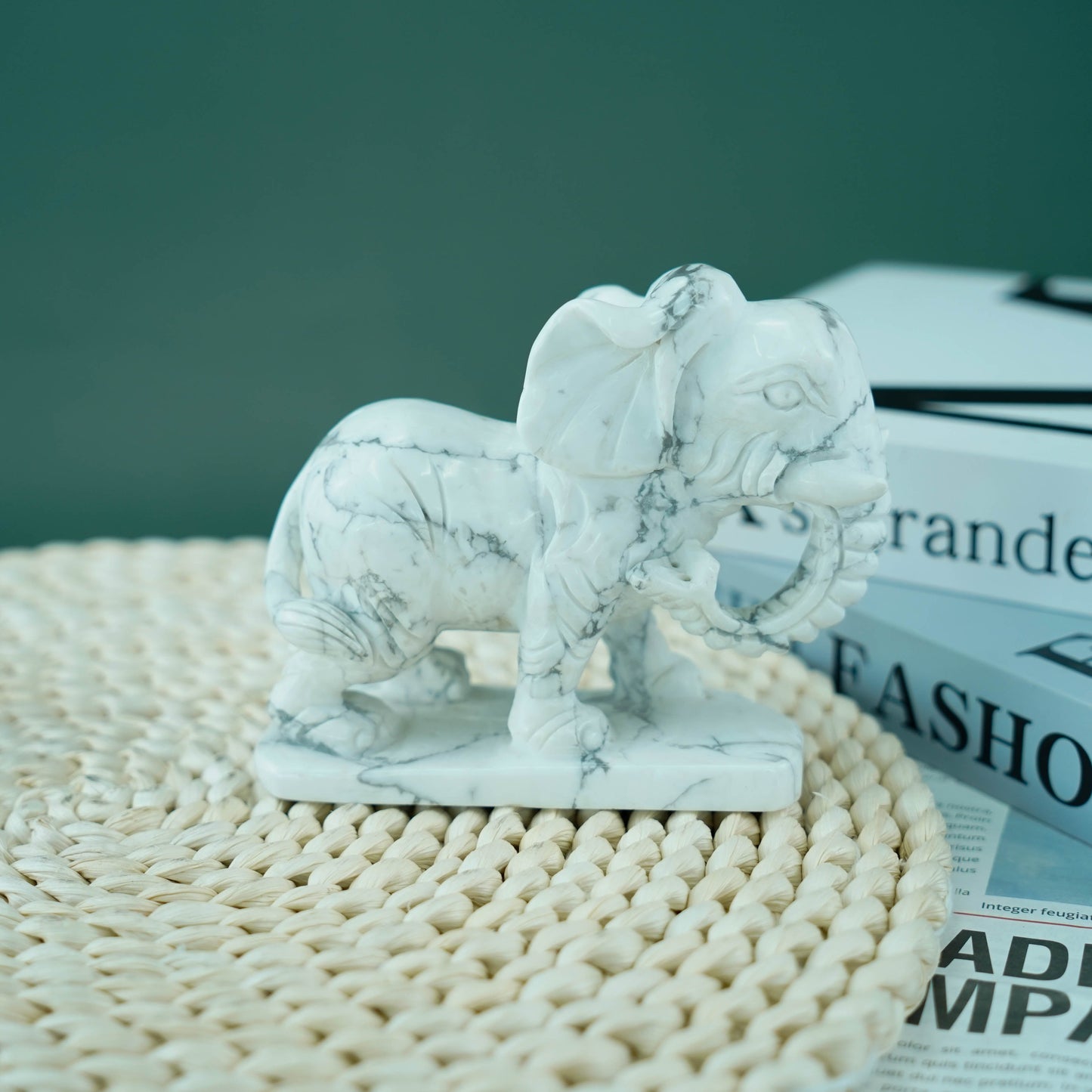 4,5-Zoll-Howlith-Elefant in loser Schüttung