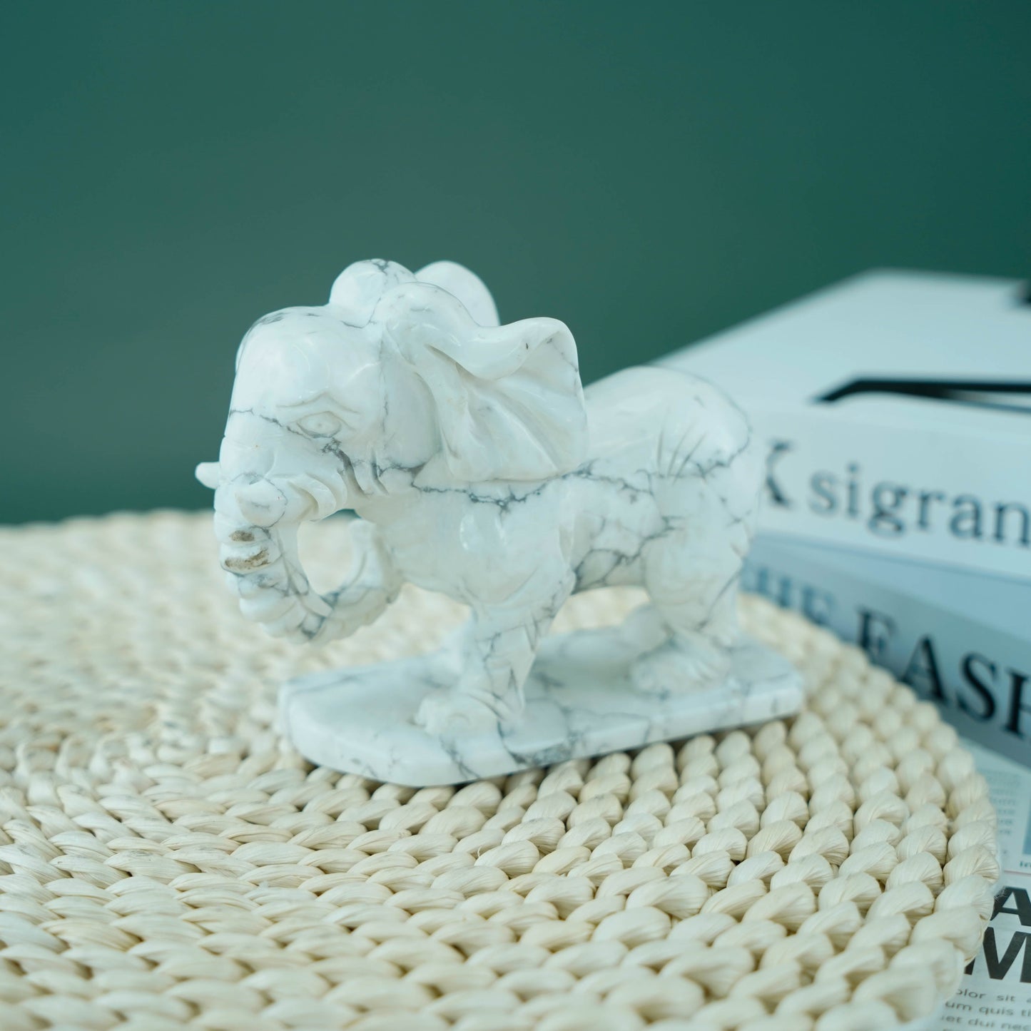 4,5-Zoll-Howlith-Elefant in loser Schüttung