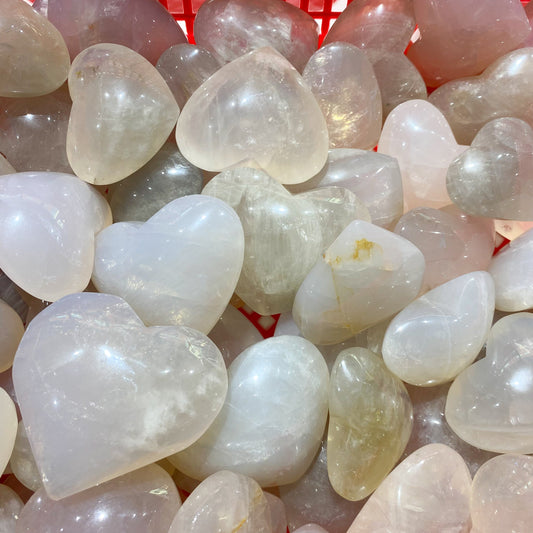 Blauer rosa Quarz-Herz-Palmenstein in loser Schüttung