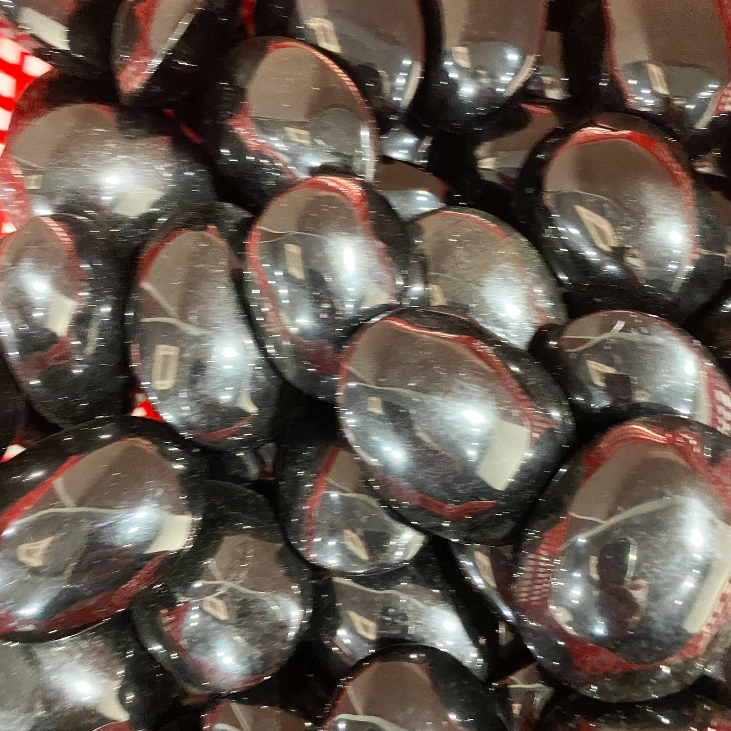 Schwarzer Obsidian-Palmenstein in loser Schüttung