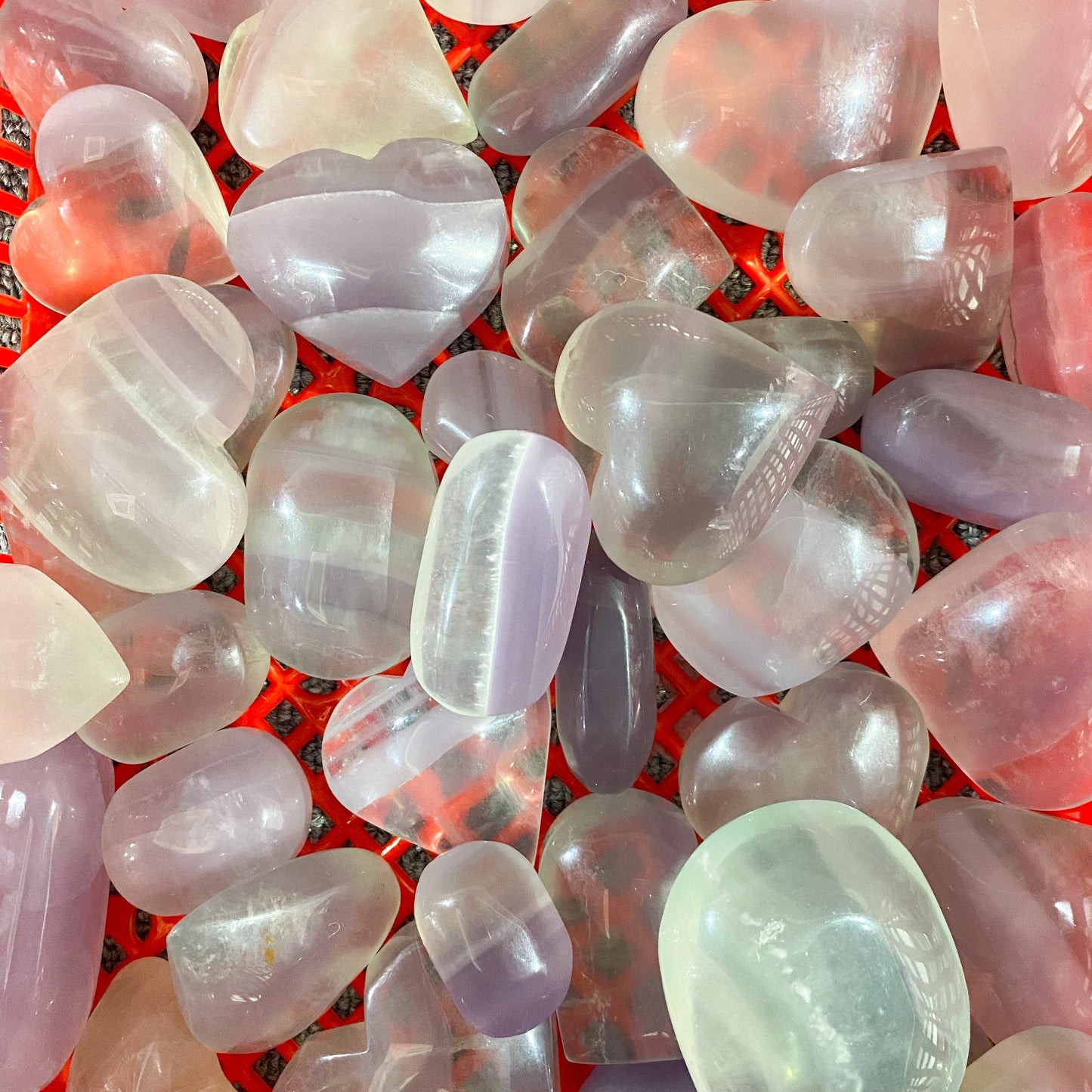 Hellvioletter Fluorit-Palmenstein in loser Schüttung