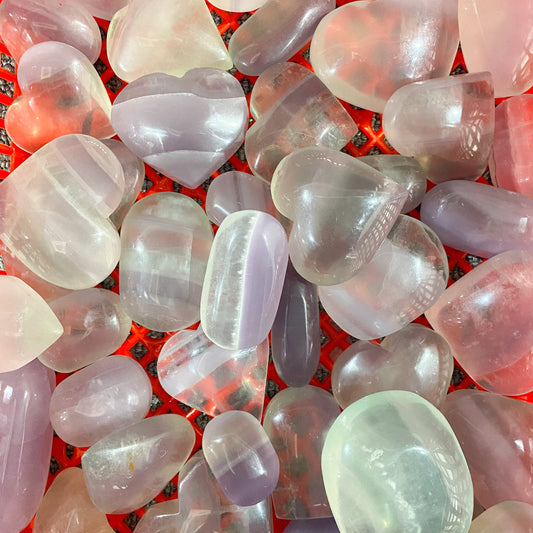 Hellvioletter Fluorit-Palmenstein in loser Schüttung