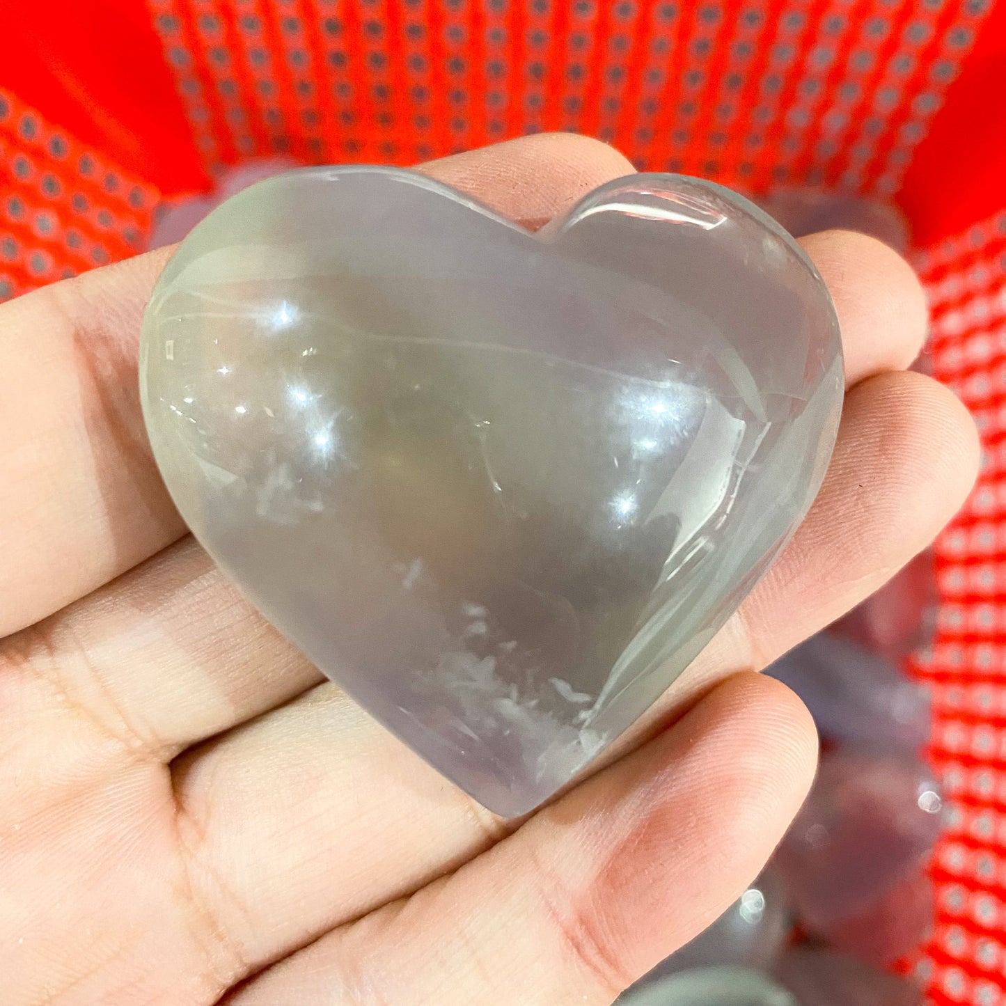 Hellvioletter Fluorit-Palmenstein in loser Schüttung