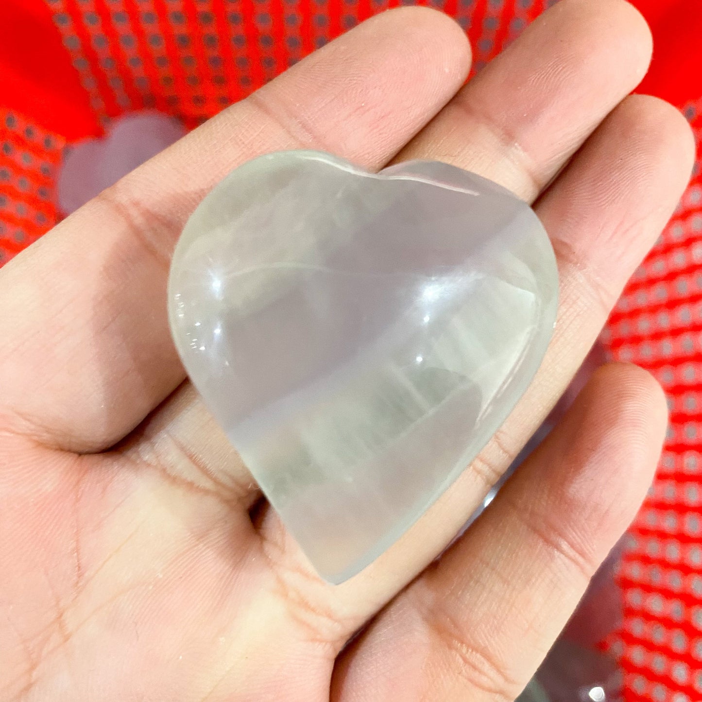 Hellvioletter Fluorit-Palmenstein in loser Schüttung