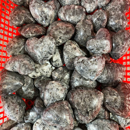 Larvikit-Herzpalmenstein in loser Schüttung