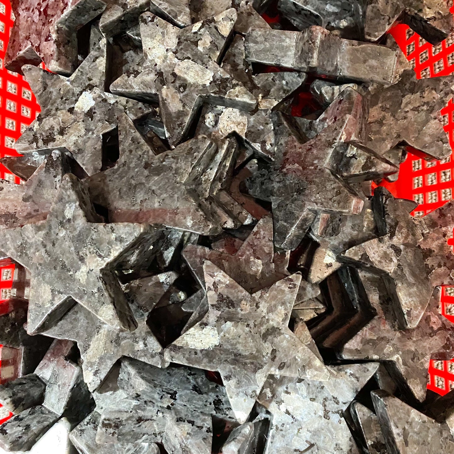 Larvikit-Herzpalmenstein in loser Schüttung