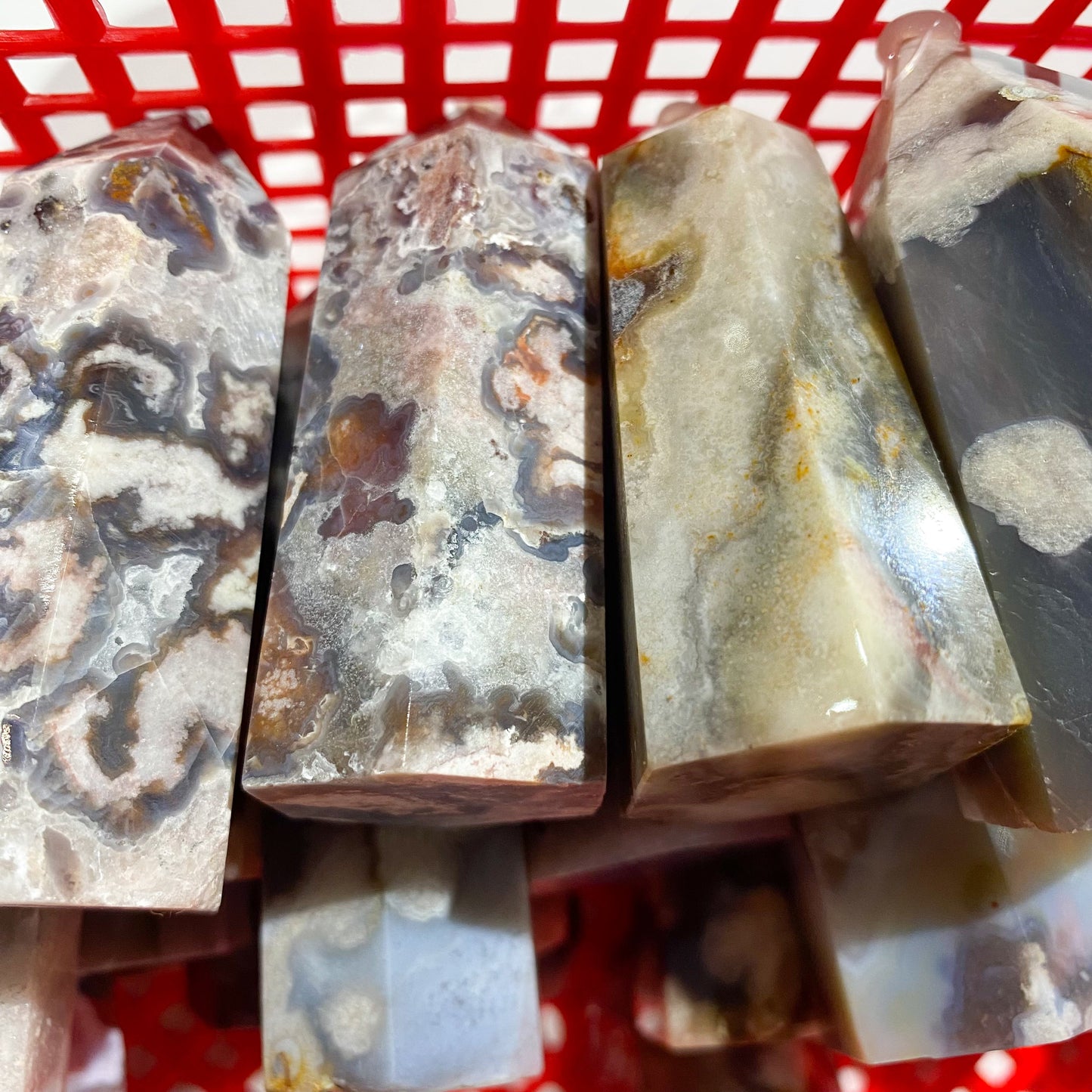 Schwarze Blumenachatspitze in loser Schüttung