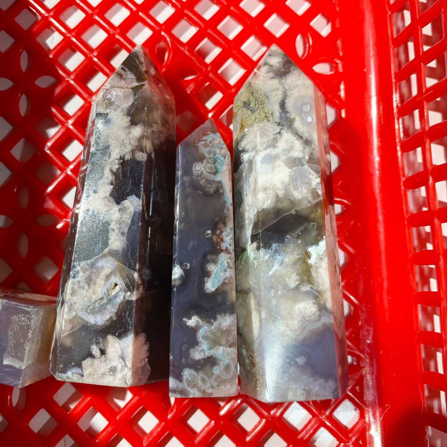 Schwarze Blumenachatspitze in loser Schüttung