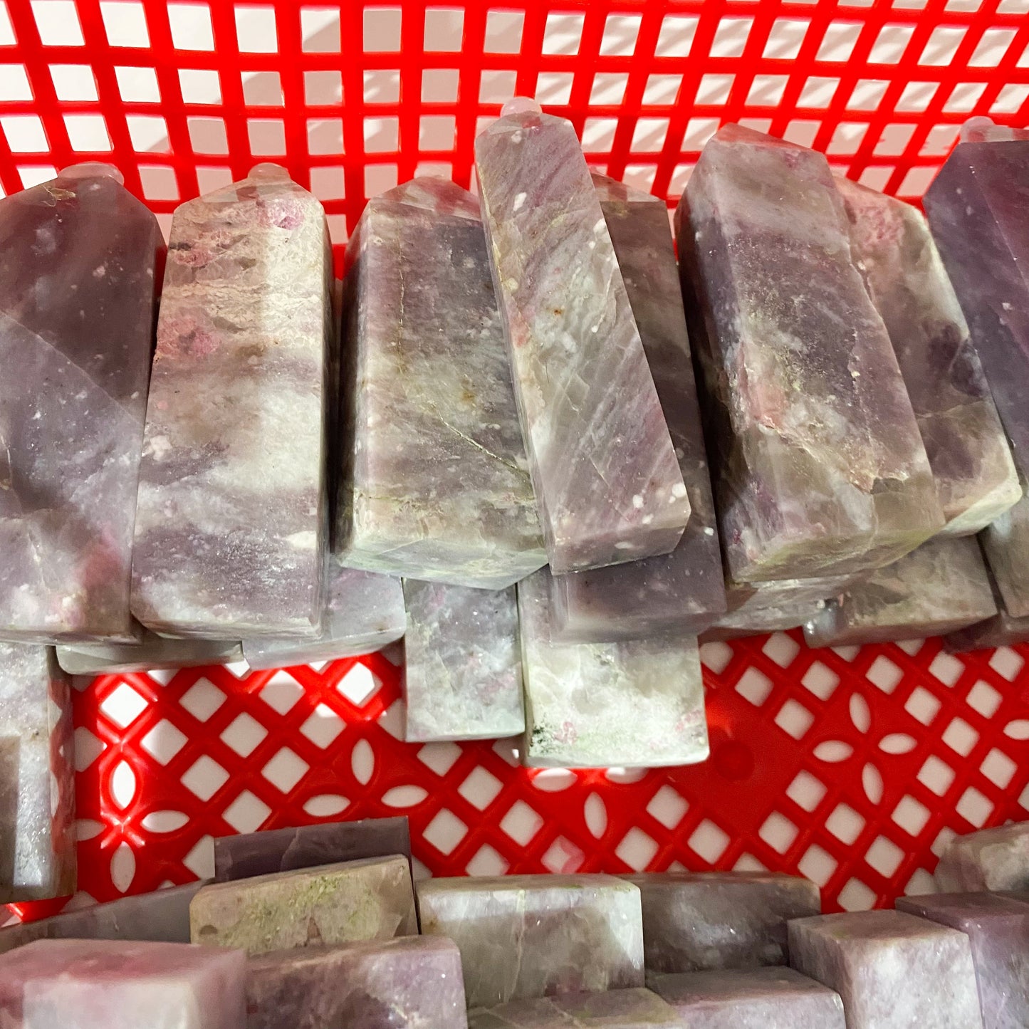 Rosa Turmalin-Tetraeder-Spitze in loser Schüttung