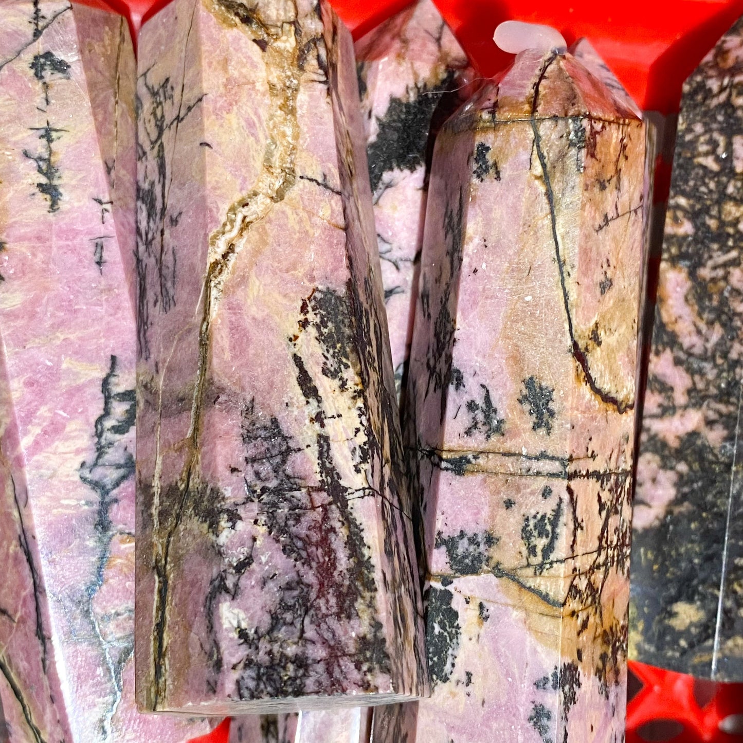 Rhodonit-Spitze in loser Schüttung