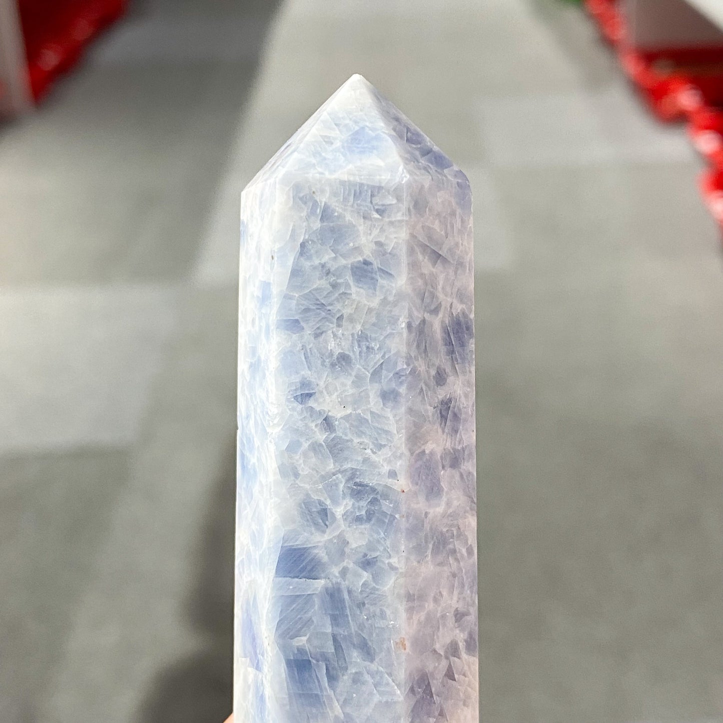 Blauer Calcitpunkt in loser Schüttung