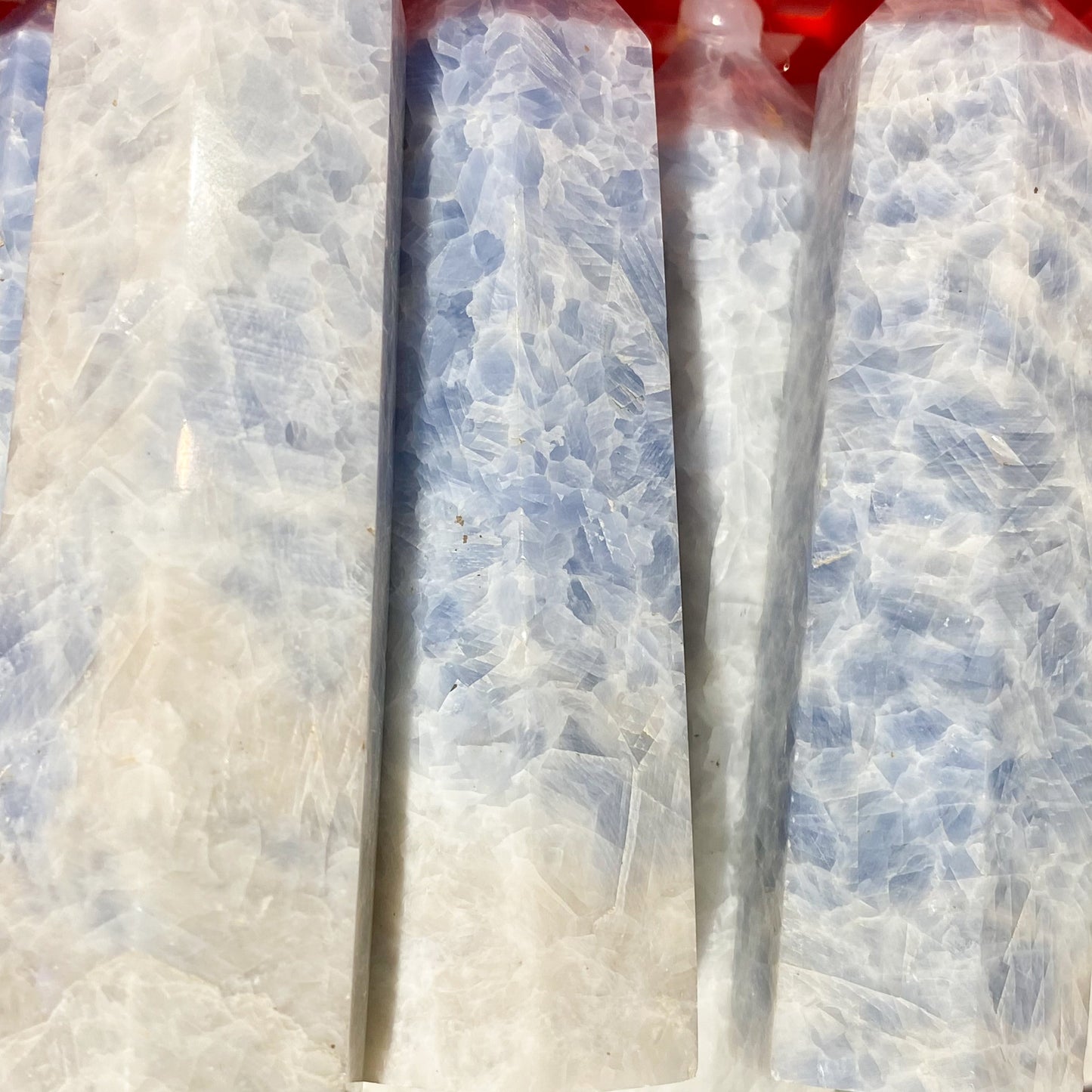 Blauer Calcitpunkt in loser Schüttung