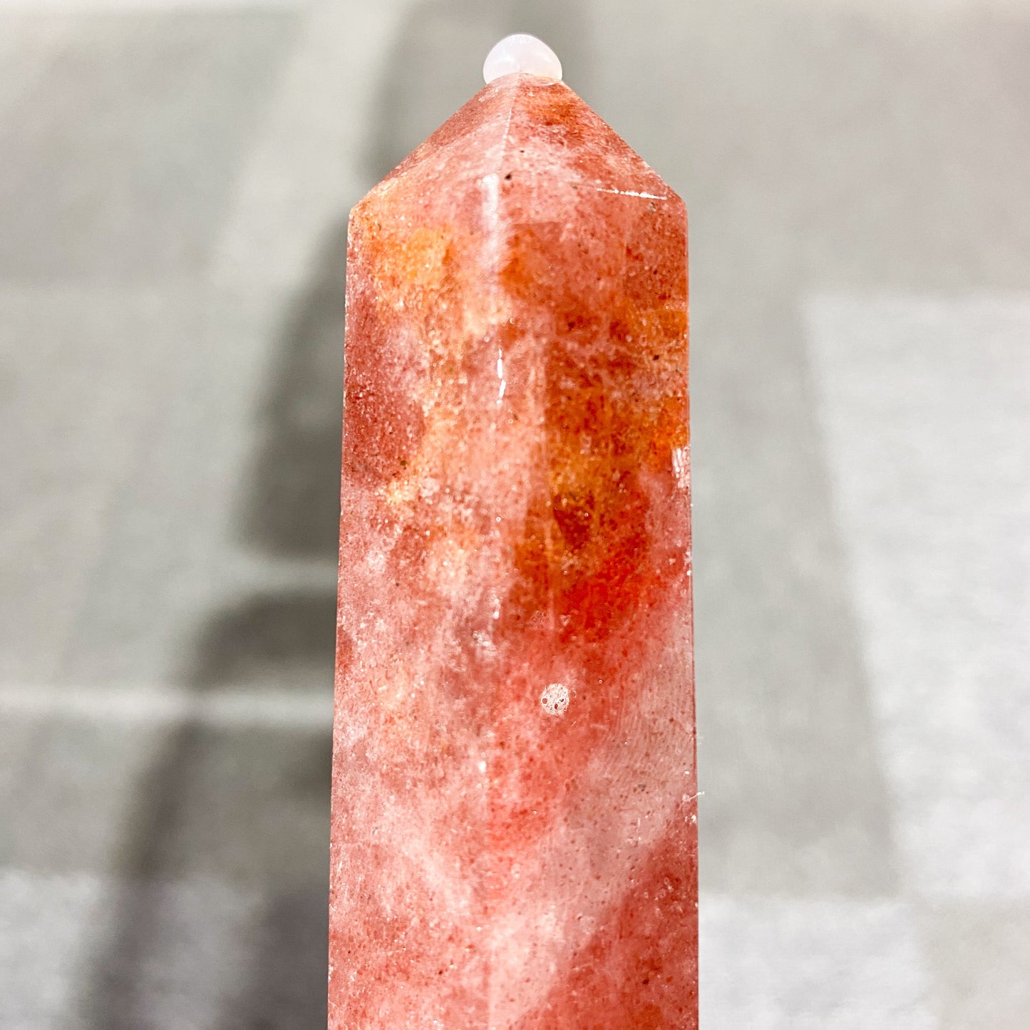 Erdbeerquarzspitze in loser Schüttung