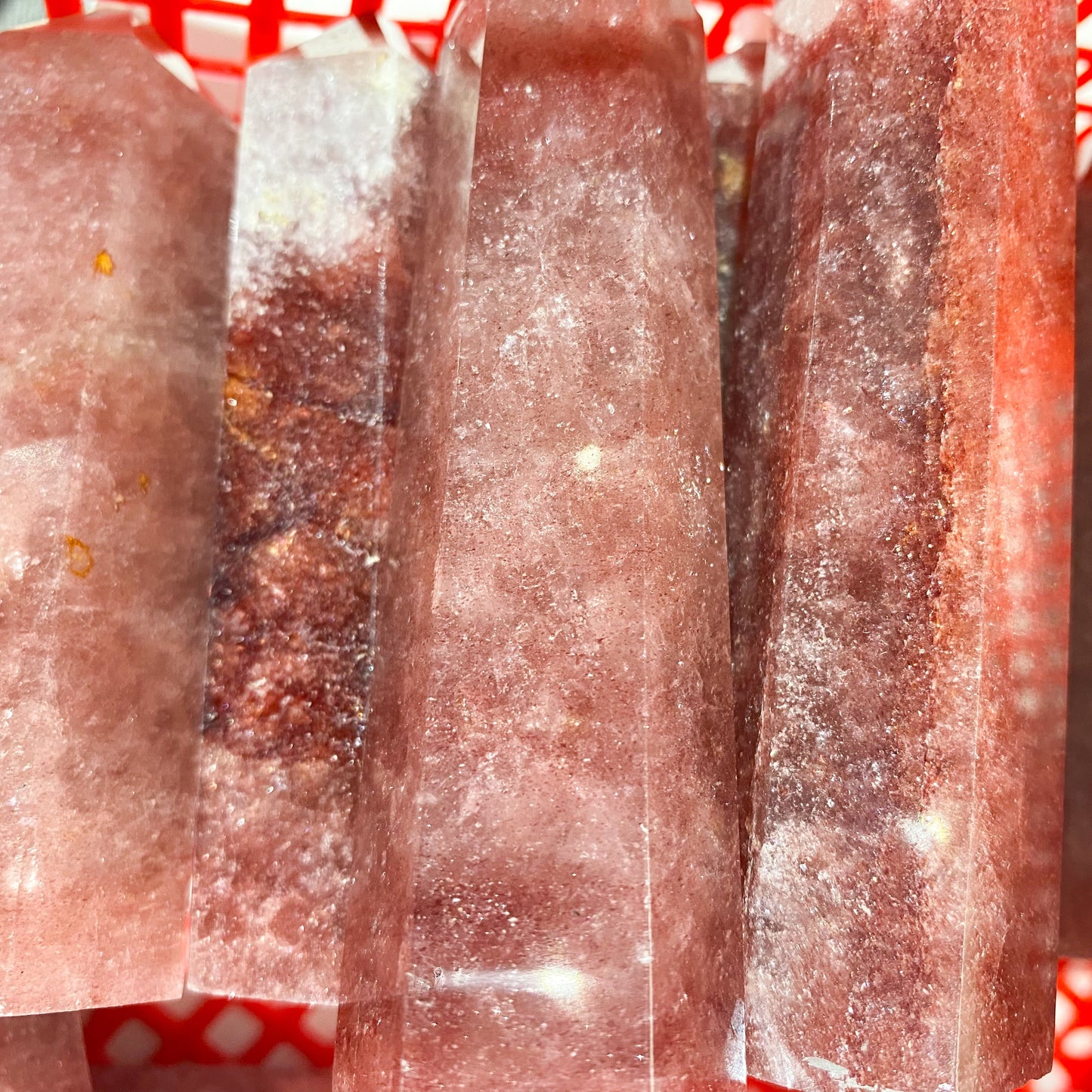 Erdbeerquarzspitze in loser Schüttung